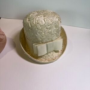 Elegant Vintage 1940's/1950's Cream Bow Hat